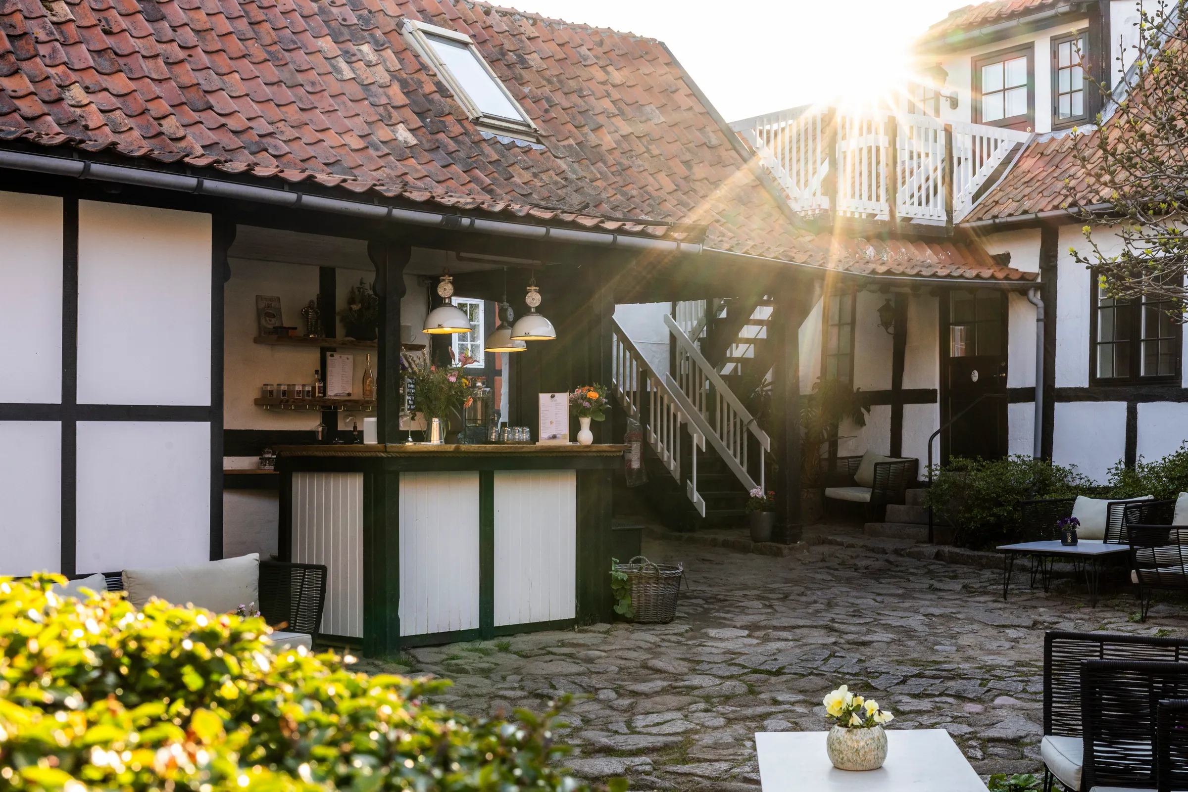 Byskriverbaren ved Allinge Badehotel, gårdhaven om aftenen