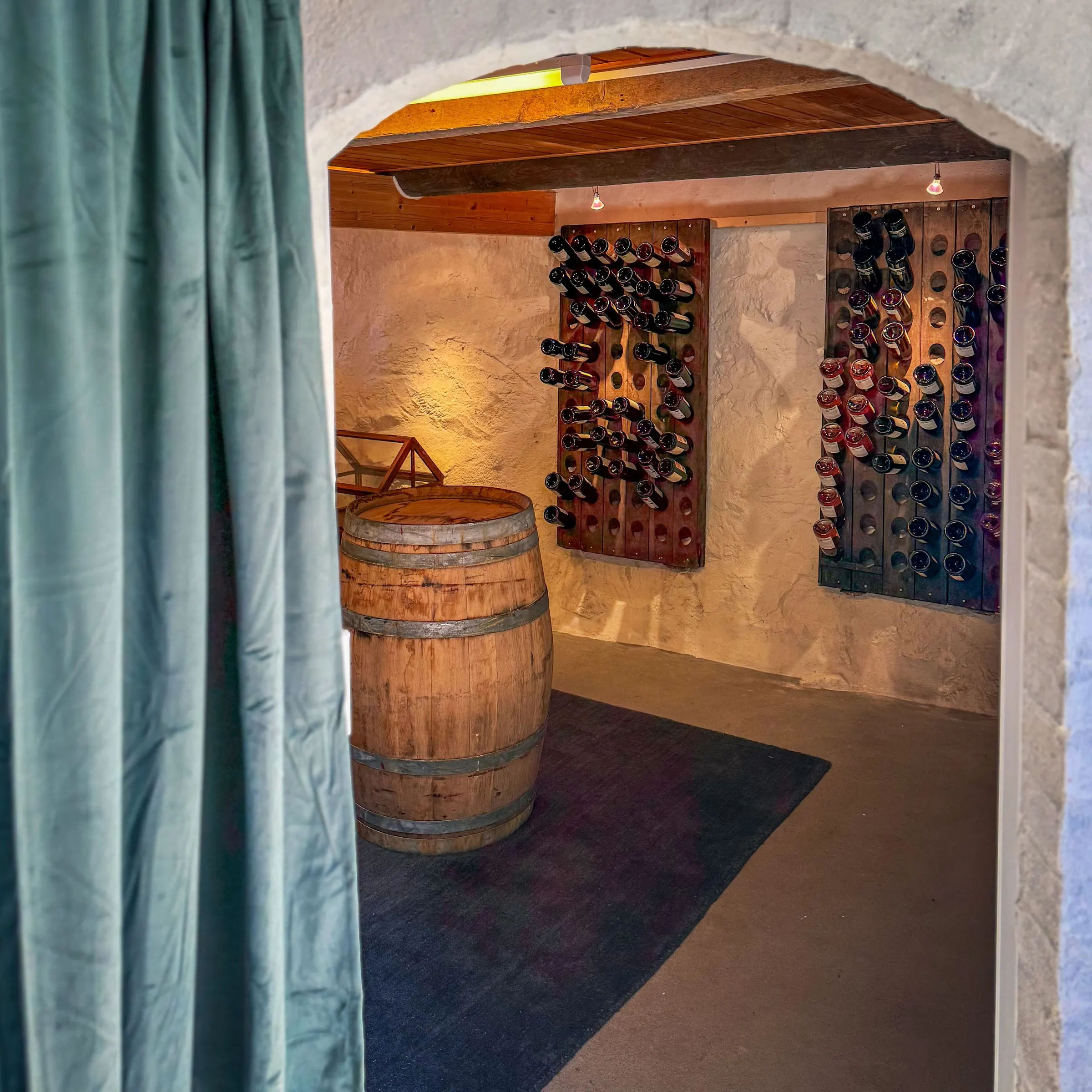 Vinkælderen på Allinge Badehotel med tønder og vinreoler