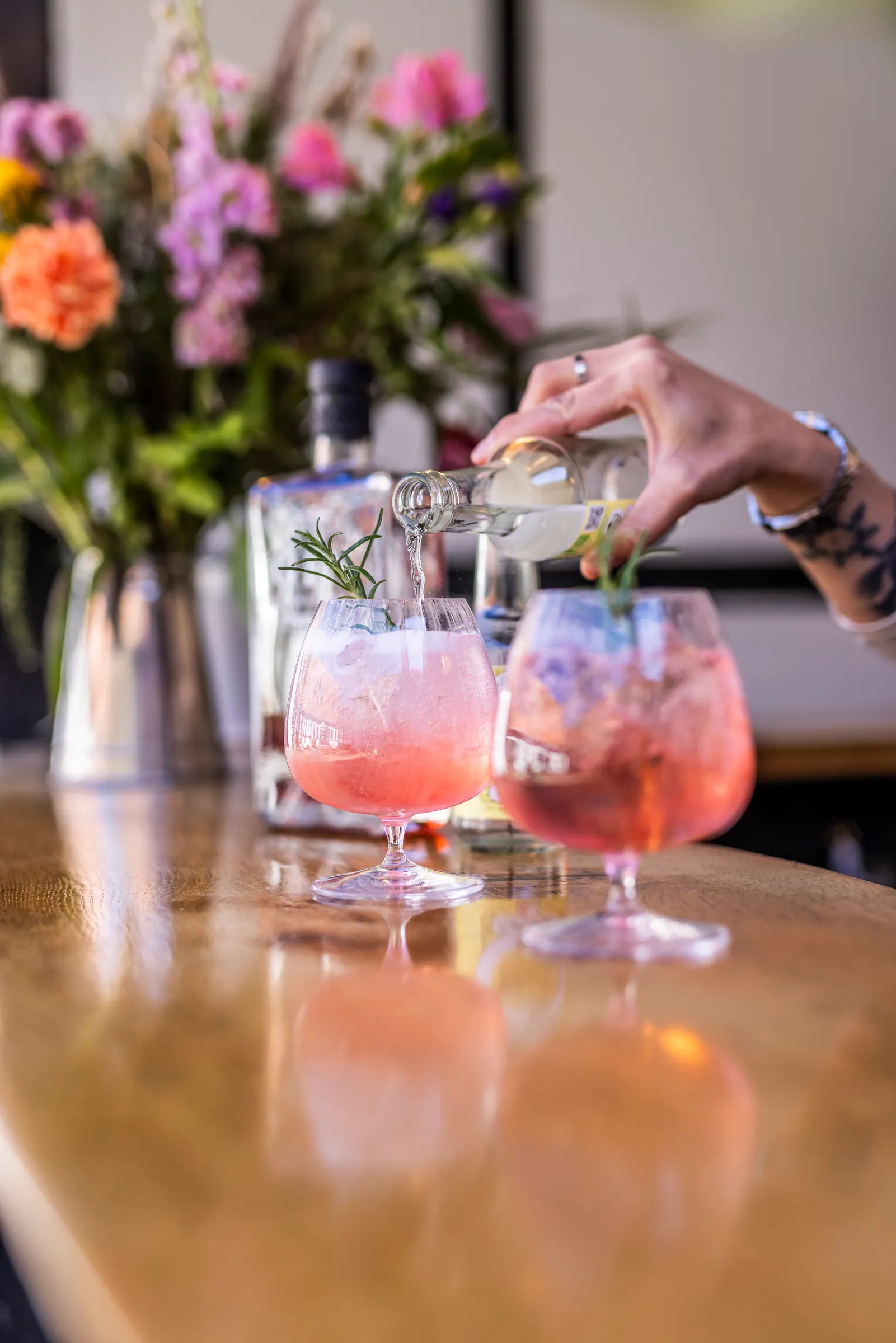 Bag baren ved Byskriverbaren med vin og blomster